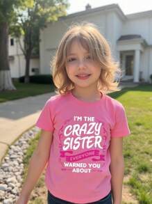 Camiseta casual de cuello redondo de manga corta color rosa con estampado "Soy la hermana loca" para niña joven