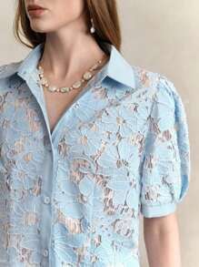 EMERY ROSE Áo sơ mi nữ tay ngắn màu xanh nhạt thêu ren hoa, cổ bẻ, cài cúc phía trước, kiểu dáng thanh lịch, giản dị, ngọt ngào cho mùa xuân hè, phù hợp cho phụ nữ công sở, giáo viên. - Màu xanh nhạt - Xem 2