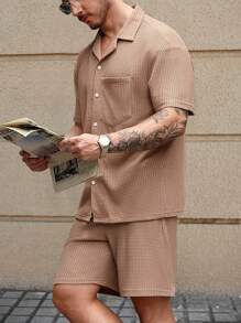 Manfinity Homme Set di camicia a maniche corte con colletto cubano e pantaloncini, in tessuto jacquard a trama a nido d'ape di alta qualità, colore cachi. Set di camicia a maniche corte e pantaloncini tinta unita, adatto per viaggi, vacanze e uscite, regalo per mariti e fidanzati, completo estivo da uomo a 2 pezzi. - Castano - Visualizzare 5