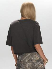 ROMWE Street Life 复古水洗宽松加州女孩图案印花 T 恤，下摆做旧 - 深灰色 - 查看 3