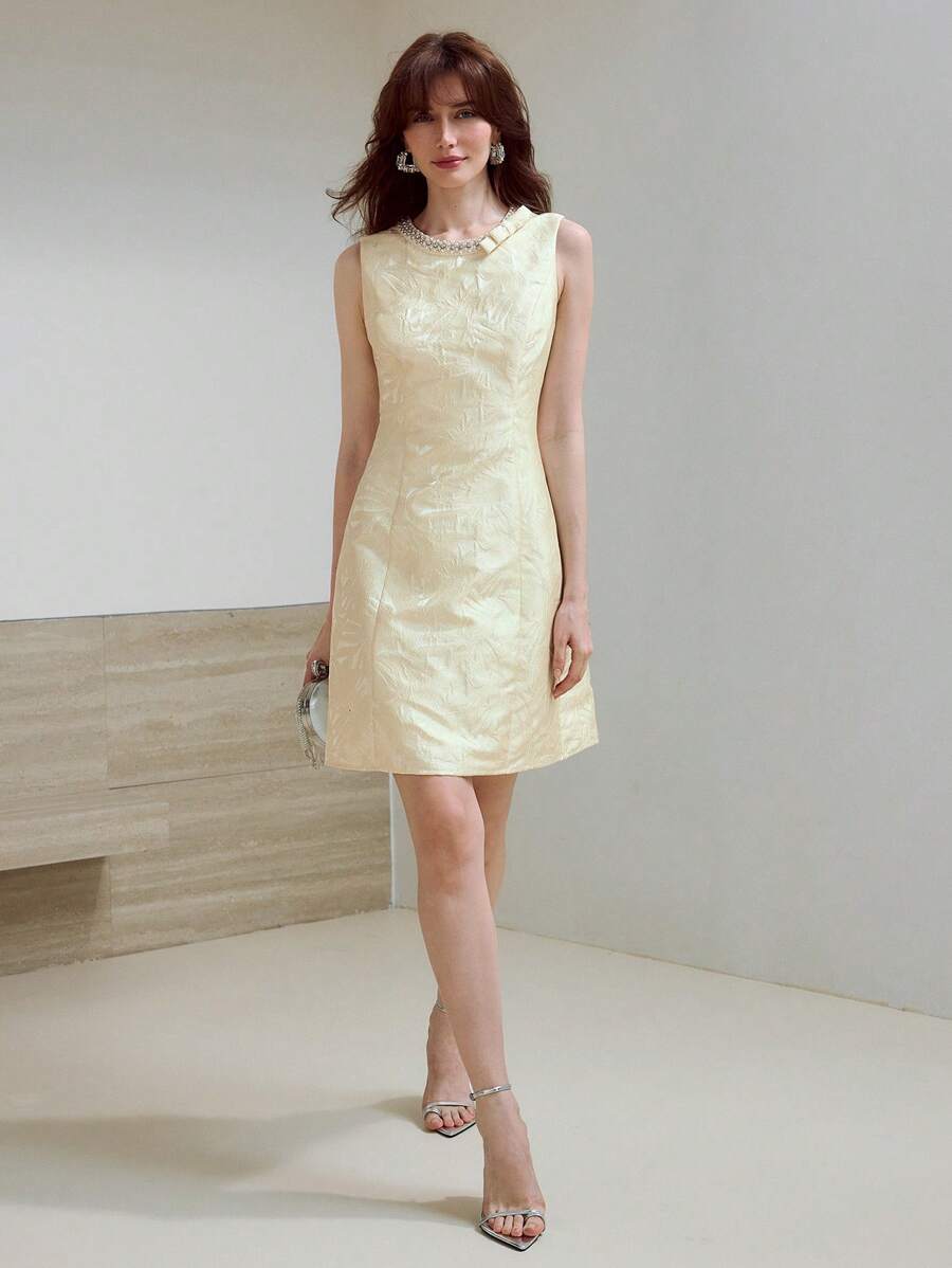 MOTF PREMIUM VESTIDO CORTO SIN MANGAS CON DETALLE DE LAZO DE STRASS Y PERLAS ARTIFICIALES JACQUARD - Albaricoque - Ver 2