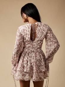 MISSGUIDED Vestido mini con inspiración vintage tipo corsé con estampado de tela de algodón, mangas abultadas, volantes en el bajo, detalle de cordones, para fiesta de primavera y verano