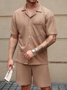 Manfinity Homme Set di camicia a maniche corte con colletto cubano e pantaloncini, in tessuto jacquard a trama a nido d'ape di alta qualità, colore cachi. Set di camicia a maniche corte e pantaloncini tinta unita, adatto per viaggi, vacanze e uscite, regalo per mariti e fidanzati, completo estivo da uomo a 2 pezzi. - Castano - Visualizzare 1