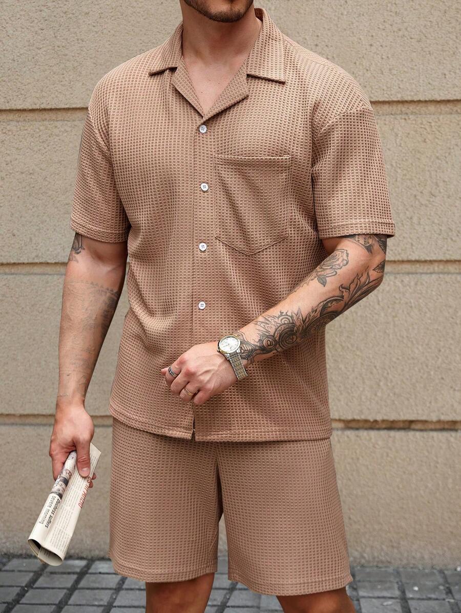 Manfinity Homme Set di camicia a maniche corte con colletto cubano e pantaloncini, in tessuto jacquard a trama a nido d'ape di alta qualità, colore cachi. Set di camicia a maniche corte e pantaloncini tinta unita, adatto per viaggi, vacanze e uscite, regalo per mariti e fidanzati, completo estivo da uomo a 2 pezzi. - Castano - Visualizzare 1