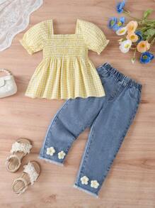 SHEIN Genkimix Kids 2 chiếc áo phông kẻ sọc vàng trắng dễ thương cho bé gái, kết hợp với quần jeans ống loe rách gấu màu xanh nhạt cổ điển có họa tiết hoa vàng 3D, vải mềm mại và thoải mái, trang phục phong cách đường phố - Nhiều màu - Xem 1