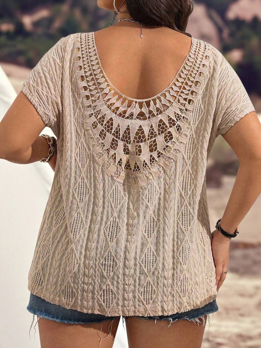 Breezaya 加大碼花朵蕾絲V領提花針織短袖T恤 - 杏色 - 查看 1