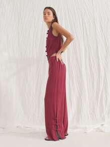 Nöista Conjunto de dos piezas sin mangas color granate con cuello Mao y botones tradicionales de nudos. Pantalones de pierna recta con detalles de botones. Elaborado con tela texturizada y transpirable. Elegante, estiloso, cómodo y versátil. Perfecto para looks casuales de vacaciones en la playa, atuendo para el aeropuerto o para el 4 de julio.