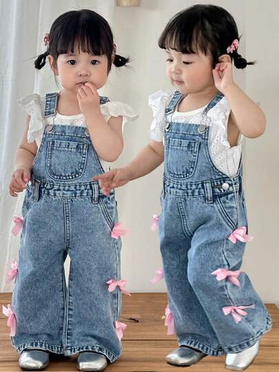 SHEIN Peto vaquero azul de corte holgado con moño rosa como decoración para bebé niña, para primavera y verano, uso casual de vacaciones