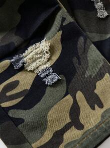 年轻男孩休闲破洞侧袋宽松牛仔裤，迷彩工装街头风格，适合所有季节