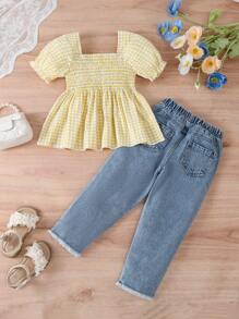 SHEIN Genkimix Kids 2 chiếc áo phông kẻ sọc vàng trắng dễ thương cho bé gái, kết hợp với quần jeans ống loe rách gấu màu xanh nhạt cổ điển có họa tiết hoa vàng 3D, vải mềm mại và thoải mái, trang phục phong cách đường phố - Nhiều màu - Xem 2