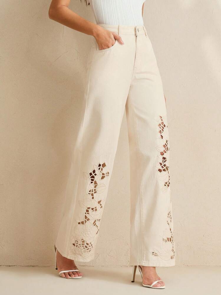 Calça Denim Reta Branca com Bordado Elegante de Renda Vazada, Adequada para o Dia dos Namorados, Dia da Mulher, Dia das Mães