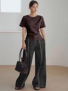 Dazy-Less Áo thun nữ tay ngắn đơn giản màu trơn thường ngày công sở không đối xứng xếp ly xẻ tà bên hông thời trang học sinh - Màu nâu Sô-cô-la - Xem 2