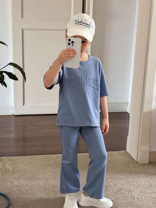 مجموعة من قطعتين: قميص كاجوال بياقة منسدلة مطبوع عليه حرف وبنطال منفرج للفتيات الصغيرات