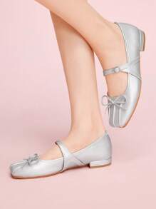 CUCCOO DOLLMOD Damen Flache Schuhe mit quadratischer Spitze, Mary Jane Silber gefalteter klassischer Vintage-Stil Riemen, niedriges Plateau-Straßenstile - Silber - Übersicht 5