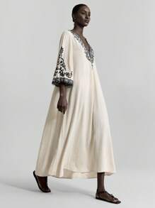 Ontre Nuevo vestido largo de verano para mujer 2026SS, unicolor, de moda, adecuado para el verano. Vestido largo suelto y cómodo de color avena con patrón bordado negro, estilo bohemio, manga acampanada, cuello en V, adecuado para fiestas, vacaciones, resort de isla, festivales de música, temporada de verano - Blanco - Ver 5