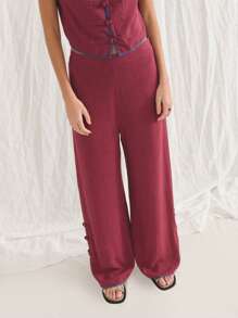 Nöista Conjunto de dos piezas sin mangas color granate con cuello Mao y botones tradicionales de nudos. Pantalones de pierna recta con detalles de botones. Elaborado con tela texturizada y transpirable. Elegante, estiloso, cómodo y versátil. Perfecto para looks casuales de vacaciones en la playa, atuendo para el aeropuerto o para el 4 de julio.