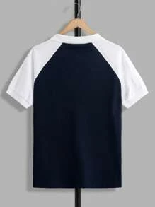 RueChic Camisa polo casual de manga raglán con impresión de letra para hombres