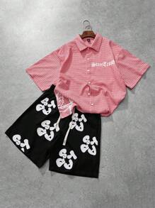Manfinity Streetrush Set de 2 piezas de ropa estilo urbano para hombres jóvenes: camisa de manga corta y shorts, con gráficos de lema "Ángel y regalo", de tela escocesa clásica con vibra retro, personalizable, vintage, moda, adecuado para cultura urbana, calle, combinación de moda, uso casual diario, recreación al aire libre, regalo de vacaciones, unisex