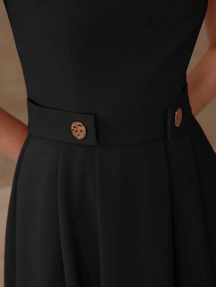 VESTIDO A LINE COM BOTÕES DECORATIVOS E PREGAS DOBRADAS