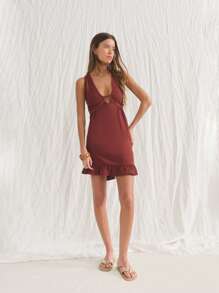 Nöista Vestido curto fluido com decote em V e bainha com babados. Leve e charmoso para passeios de verão, festas de São João ou looks de 4 de julho. Modelagem arejada e elegante.