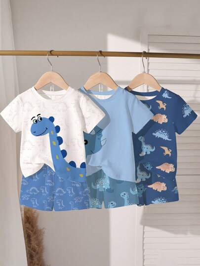 SHEIN GraphicGems Set de 3 piezas de camiseta de manga corta y pantalones cortos informales con estampado de dinosaurios de dibujos animados para bebés y niños pequeños, apropiado para uso diario en verano