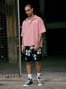 Manfinity Streetrush Set de 2 piezas de ropa estilo urbano para hombres jóvenes: camisa de manga corta y shorts, con gráficos de lema "Ángel y regalo", de tela escocesa clásica con vibra retro, personalizable, vintage, moda, adecuado para cultura urbana, calle, combinación de moda, uso casual diario, recreación al aire libre, regalo de vacaciones, unisex