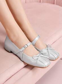 CUCCOO DOLLMOD Damen Flache Schuhe mit quadratischer Spitze, Mary Jane Silber gefalteter klassischer Vintage-Stil Riemen, niedriges Plateau-Straßenstile - Silber - Übersicht 2