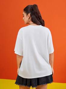 LOONEY TUNES X SHEIN 大码女式休闲卡通猫和口号印花落肩宽松白色 T 恤，夏季 - 白色 - 查看 2