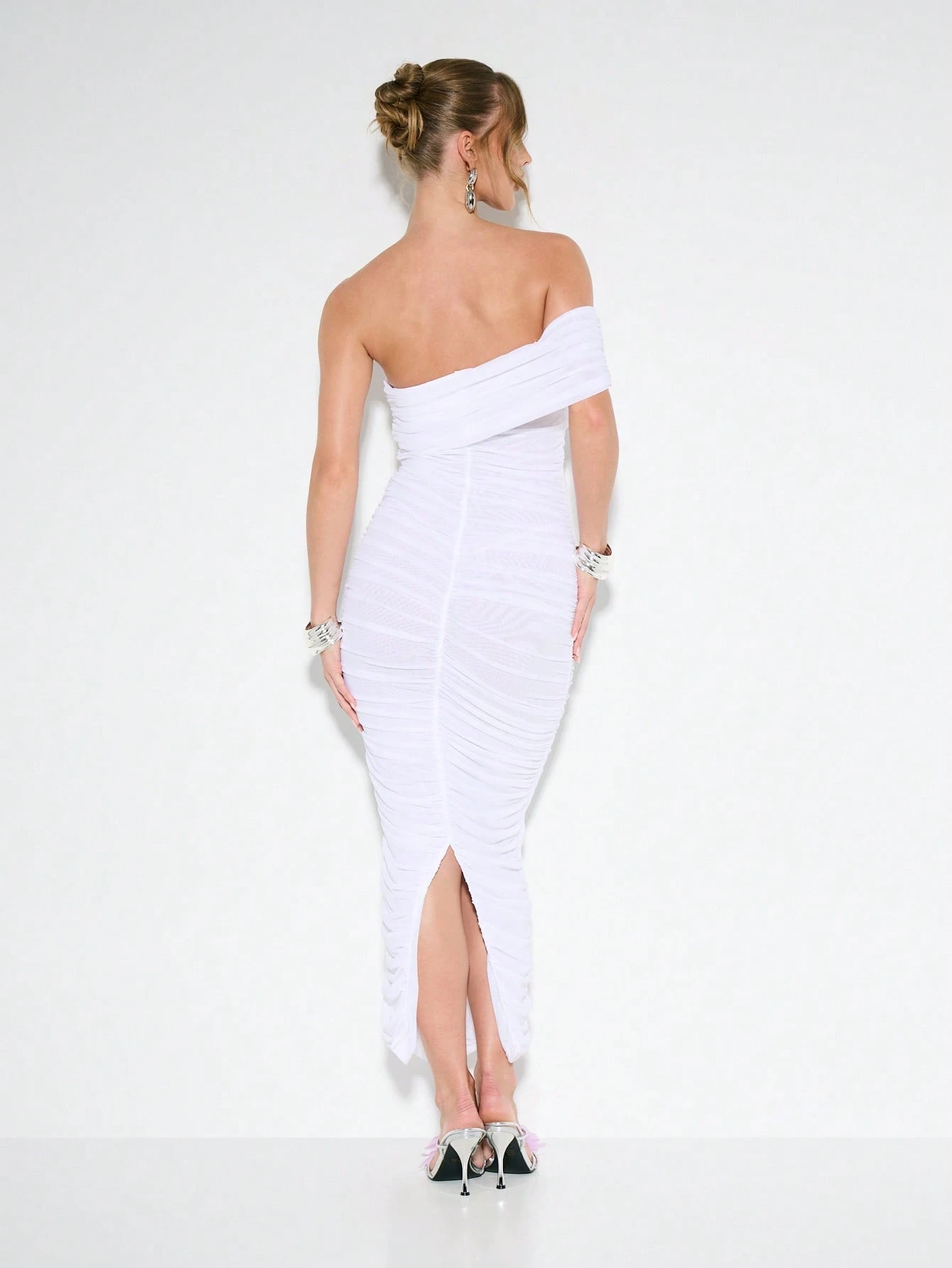 KIZN Vestido largo de malla fruncida con escote Bardot y un solo hombro