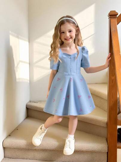 Elladie kids 少女短袖牛仔连衣裙，休闲舒适，春夏必备！刺绣蝴蝶结和爱心图案，活泼可爱。修身设计，修身剪裁，适合约会、校园、日常穿着、海滩度假，轻松打造青春活力！