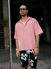 Manfinity Streetrush Set de 2 piezas de ropa estilo urbano para hombres jóvenes: camisa de manga corta y shorts, con gráficos de lema "Ángel y regalo", de tela escocesa clásica con vibra retro, personalizable, vintage, moda, adecuado para cultura urbana, calle, combinación de moda, uso casual diario, recreación al aire libre, regalo de vacaciones, unisex