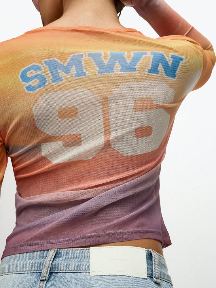 SUMWON メッシュ長袖クロップトップ バーシティーナンバー Y2Kファッション スリムフィット サンセットグラデーショントップ