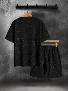 Manfinity Homme Bộ áo phông vải họa tiết chấm bi và chữ cái tay ngắn phong cách đường phố giản dị mùa hè dành cho nam và quần short cạp rút - màu đen - Xem 2