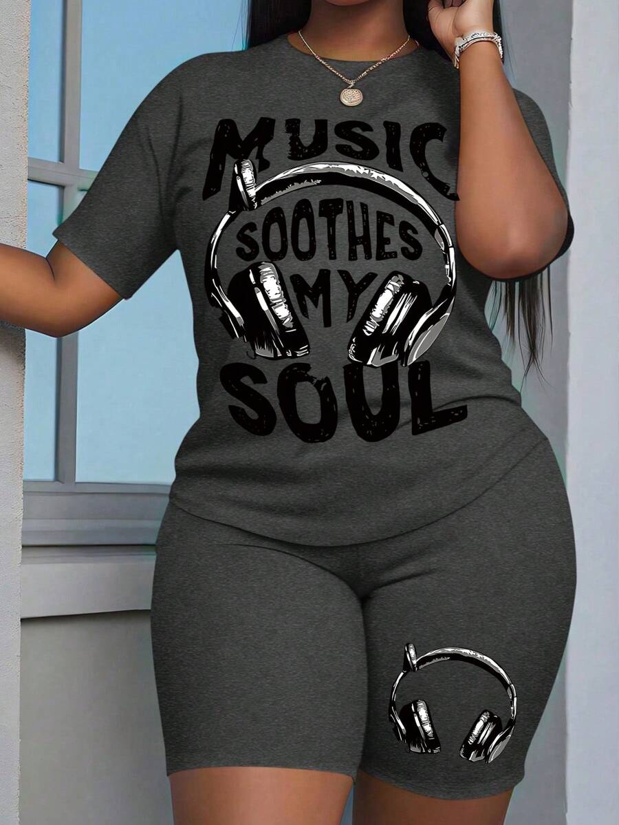 SHEIN LUNE Conjunto de 2 piezas de camiseta de manga corta con eslogan impreso y shorts de talla grande para el verano - Gris Oscuro - Ver 1
