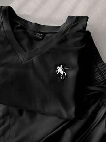 Elamini 2件套V领刺绣马匹T恤和抽绳短裤套装