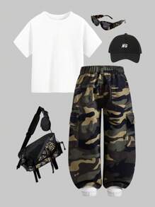 年轻男孩休闲破洞侧袋宽松牛仔裤，迷彩工装街头风格，适合所有季节