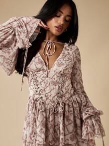 MISSGUIDED Vestido mini con inspiración vintage tipo corsé con estampado de tela de algodón, mangas abultadas, volantes en el bajo, detalle de cordones, para fiesta de primavera y verano