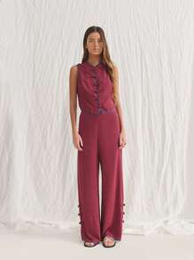 Nöista Conjunto de dos piezas sin mangas color granate con cuello Mao y botones tradicionales de nudos. Pantalones de pierna recta con detalles de botones. Elaborado con tela texturizada y transpirable. Elegante, estiloso, cómodo y versátil. Perfecto para looks casuales de vacaciones en la playa, atuendo para el aeropuerto o para el 4 de julio.