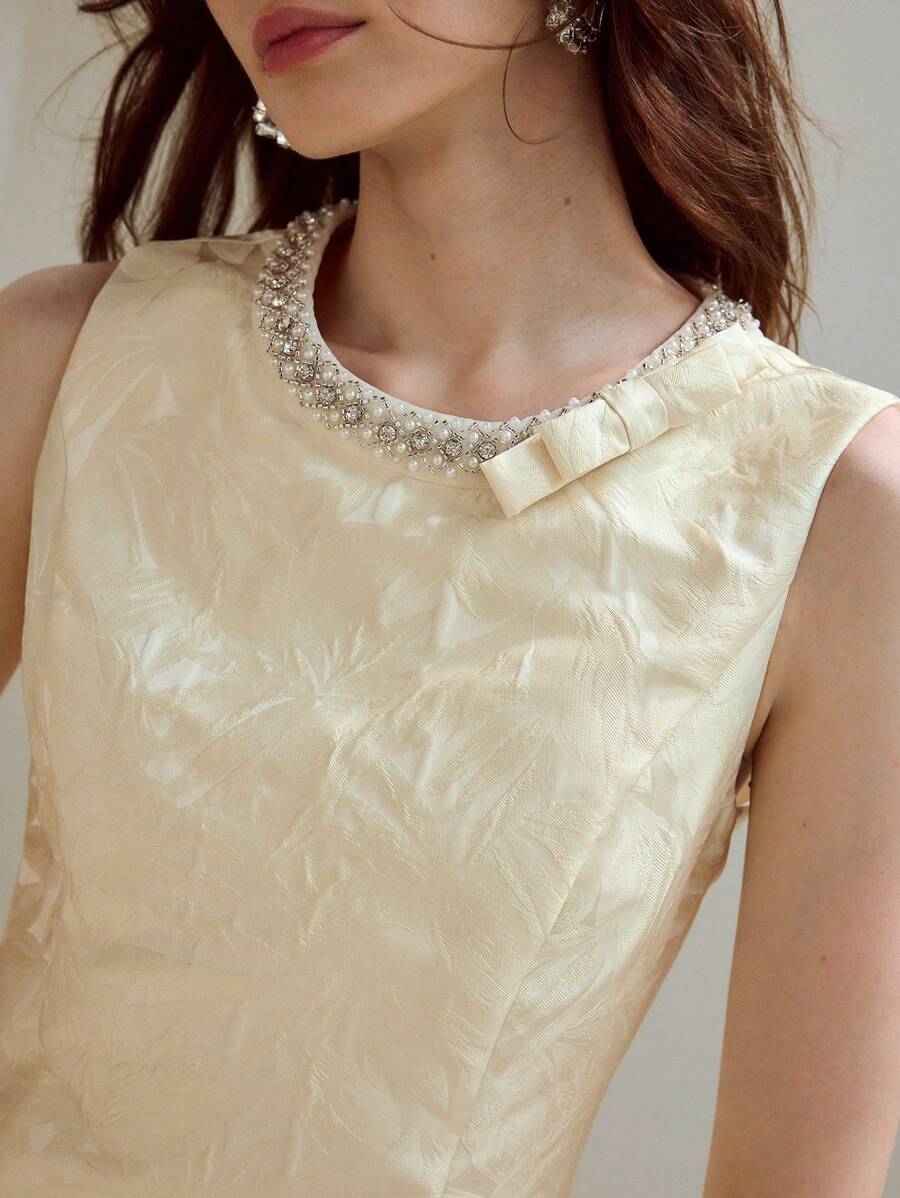 MOTF PREMIUM VÁY NGẮN KHÔNG TAY CÓ NƠ ĐÁ JACQUARD VÀ NGỌC TRAI GIẢ - Màu be - Xem 1