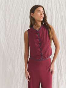 Nöista Conjunto de dos piezas sin mangas color granate con cuello Mao y botones tradicionales de nudos. Pantalones de pierna recta con detalles de botones. Elaborado con tela texturizada y transpirable. Elegante, estiloso, cómodo y versátil. Perfecto para looks casuales de vacaciones en la playa, atuendo para el aeropuerto o para el 4 de julio.