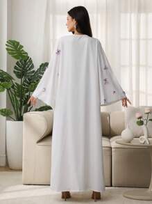 Al Najma 女士白色优雅长袖阿拉伯长袍，带蝴蝶贴花 - 白色 - 查看 2