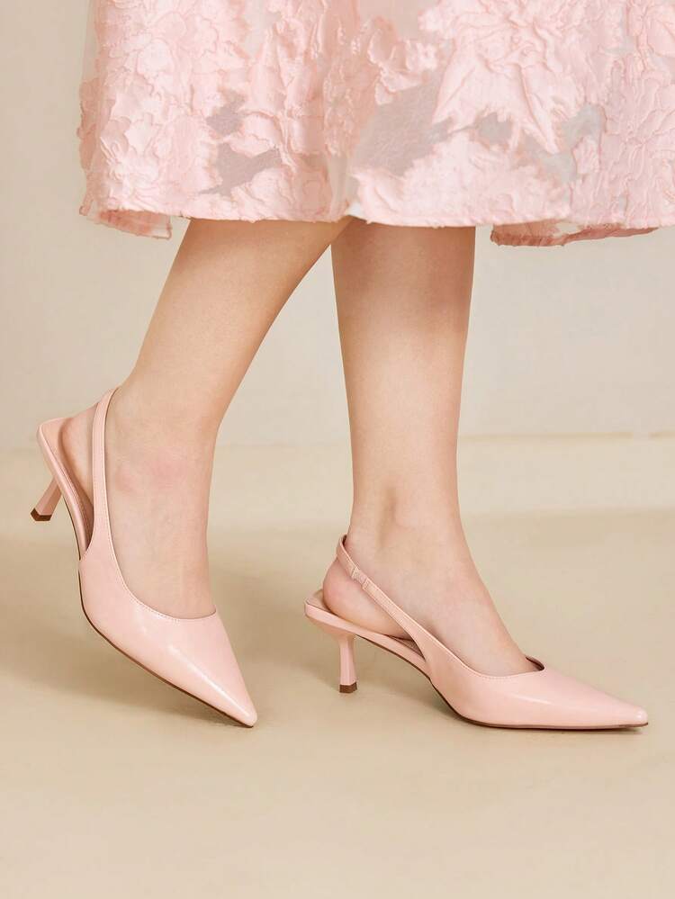 Tacones altos minimalistas de punta afilada para mujeres que van de/al trabajo