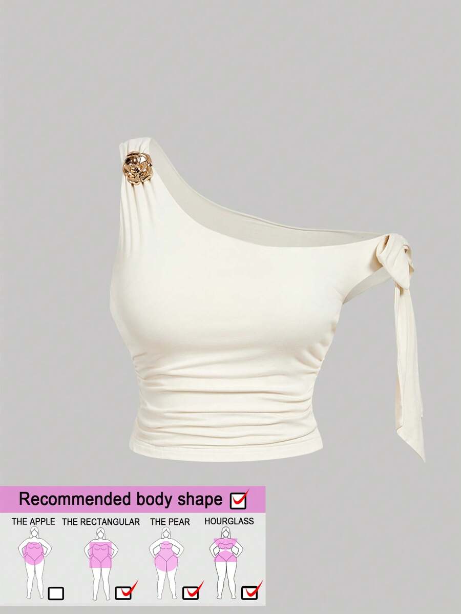 SHEIN MOD 加大码女式杏色网纱斜肩金属花朵装饰露脐上衣，不对称肩部设计，杏色上衣，肩部系带蝴蝶结，修身宽松上衣，优雅单肩上衣。时尚女式单肩不对称上衣，金色点缀，象牙色时尚系带袖。 - 杏色 - 查看 1