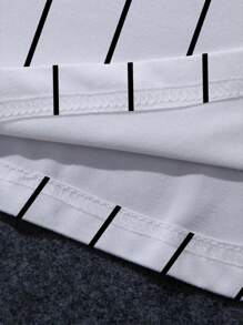 Rochie sport cu elemente digitale, cu dungi americane, în contrast cu culorile