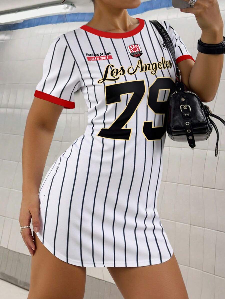 Rochie sport cu elemente digitale, cu dungi americane, în contrast cu culorile