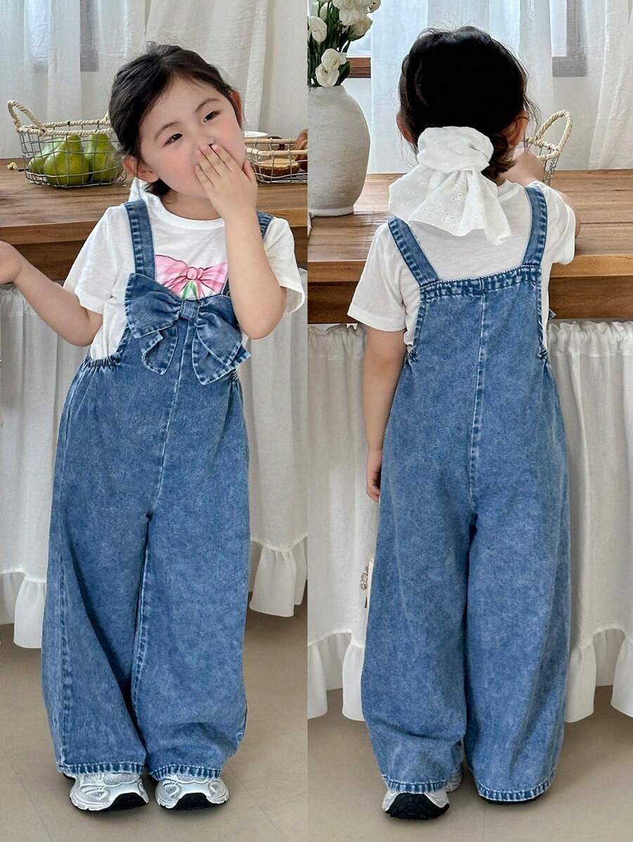 SHEIN 女童立体蝴蝶结蓝色牛仔宽松连体裤，儿童春夏休闲度假乡村波西米亚风服装，女童沙滩装，女童西部街头风服装，春假服装，锐舞派对服装，牛仔连体裤，女童度假服装 - 淺色水洗藍 - 查看 1