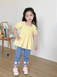 SHEIN Genkimix Kids 2 chiếc áo phông kẻ sọc vàng trắng dễ thương cho bé gái, kết hợp với quần jeans ống loe rách gấu màu xanh nhạt cổ điển có họa tiết hoa vàng 3D, vải mềm mại và thoải mái, trang phục phong cách đường phố - Nhiều màu - Xem 7