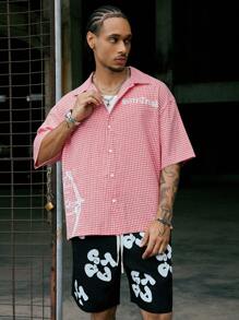 Manfinity Streetrush Set de 2 piezas de ropa estilo urbano para hombres jóvenes: camisa de manga corta y shorts, con gráficos de lema "Ángel y regalo", de tela escocesa clásica con vibra retro, personalizable, vintage, moda, adecuado para cultura urbana, calle, combinación de moda, uso casual diario, recreación al aire libre, regalo de vacaciones, unisex