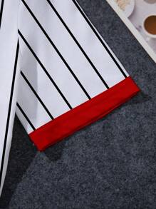 Rochie sport cu elemente digitale, cu dungi americane, în contrast cu culorile