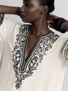 Ontre Nuevo vestido largo de verano para mujer 2026SS, unicolor, de moda, adecuado para el verano. Vestido largo suelto y cómodo de color avena con patrón bordado negro, estilo bohemio, manga acampanada, cuello en V, adecuado para fiestas, vacaciones, resort de isla, festivales de música, temporada de verano - Blanco - Ver 7